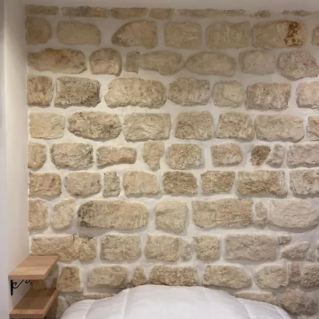 Neuf à Louer, Sacré Cœur